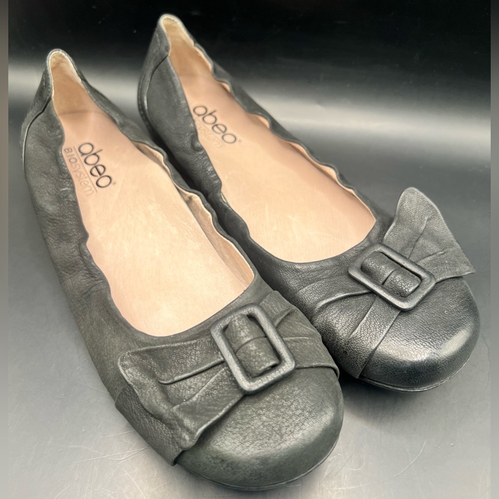 Abeo Black Leather Buckle Scalloped Ballet Flats